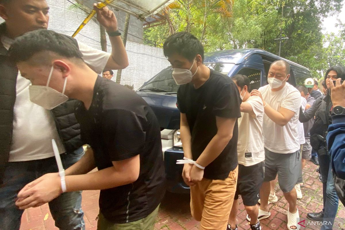 Penyamaran WNA jadi polisi terbongkar karena tak bayar iuran keamanan