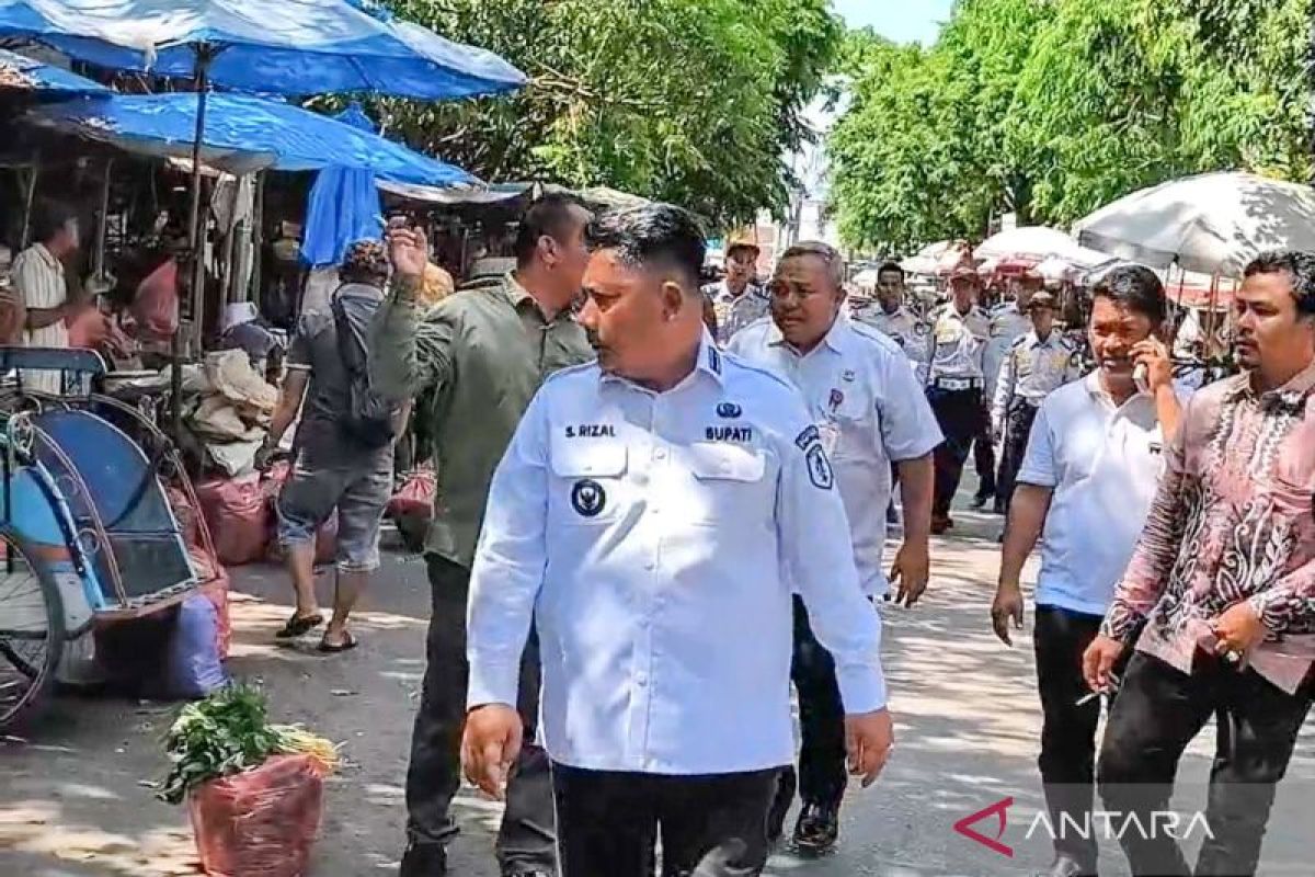 Bupati HST pimpin penertiban pedagang liar di Pasar Keramat Barabai