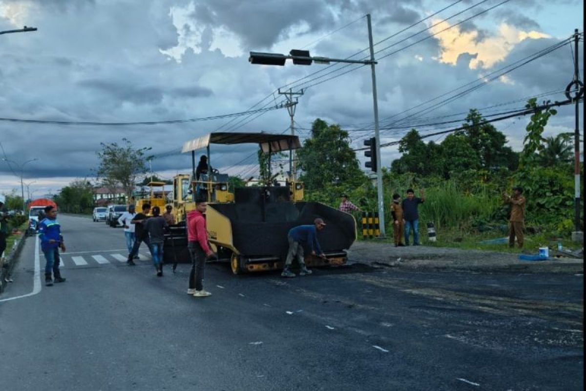 PUPR Mimika perbaiki jalan berlubang di Kota Timika