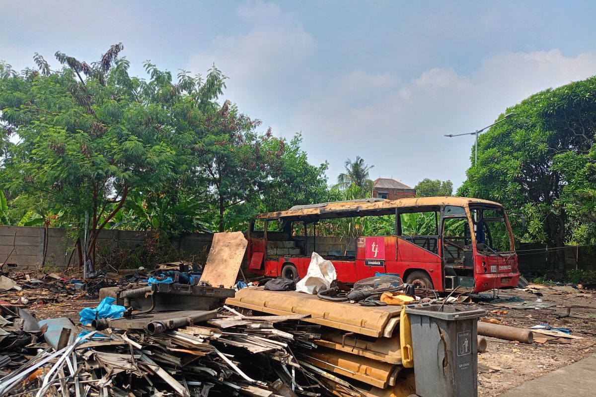 Bus lawas Transjakarta di Pulogebang menarik perhatian masyarakat