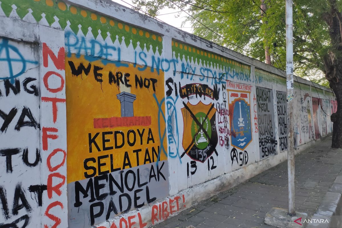 Mural penolakan alih fungsi Lapangan Bola Pilar Kedoya segera dihapus