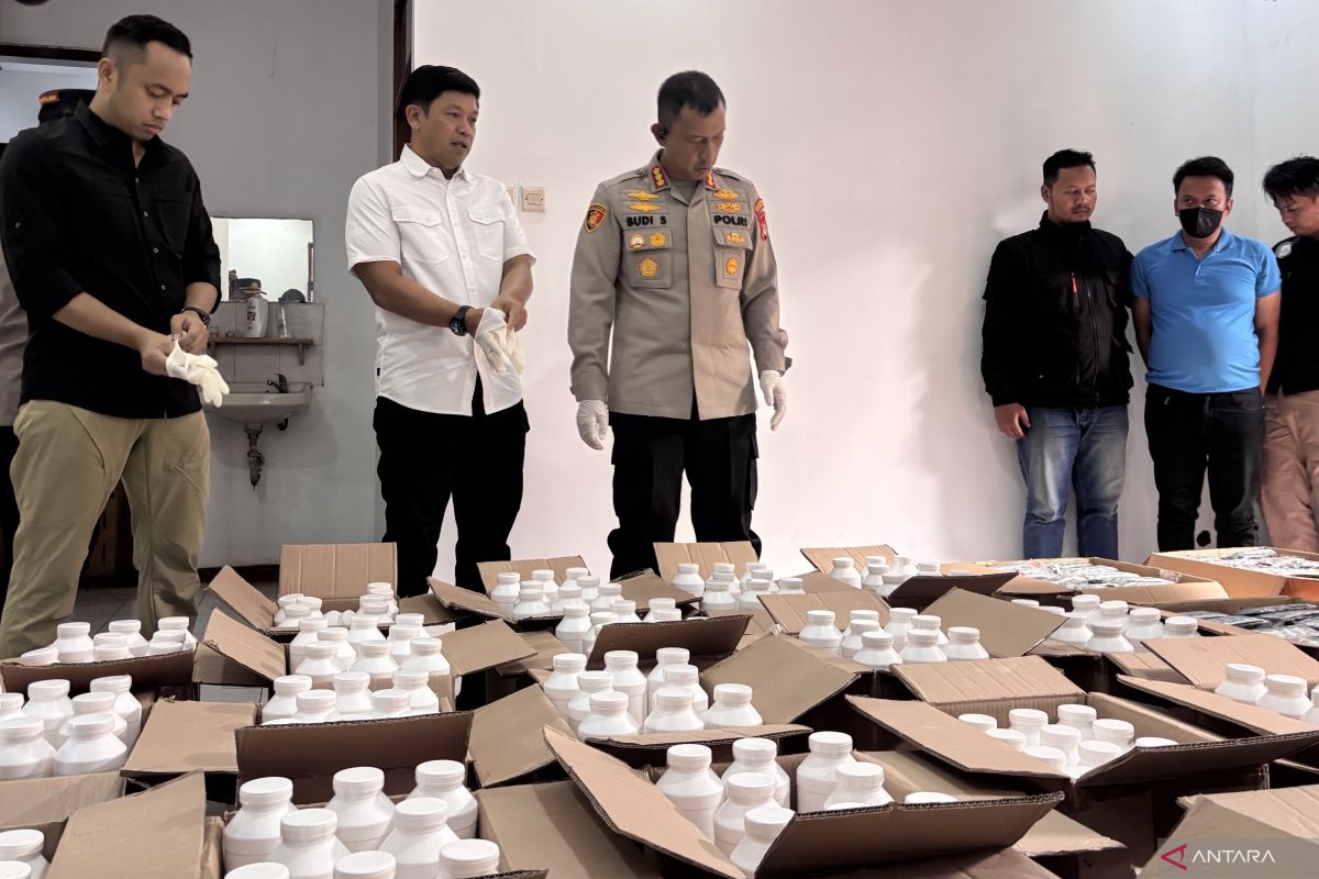 Polretabes Bandung gerebek rumah yang simpan 1,4 juta butir obat keras