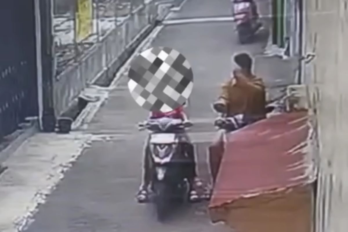 Pelajar korban eksibisionis di jembatan penyeberangan Jakarta