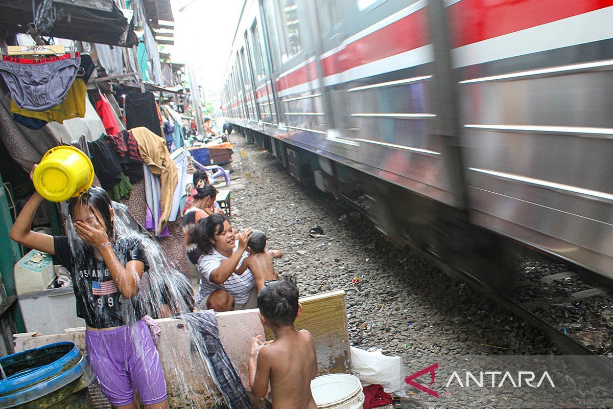 Prabowo urges ministries, regions to end extreme poverty by 2026