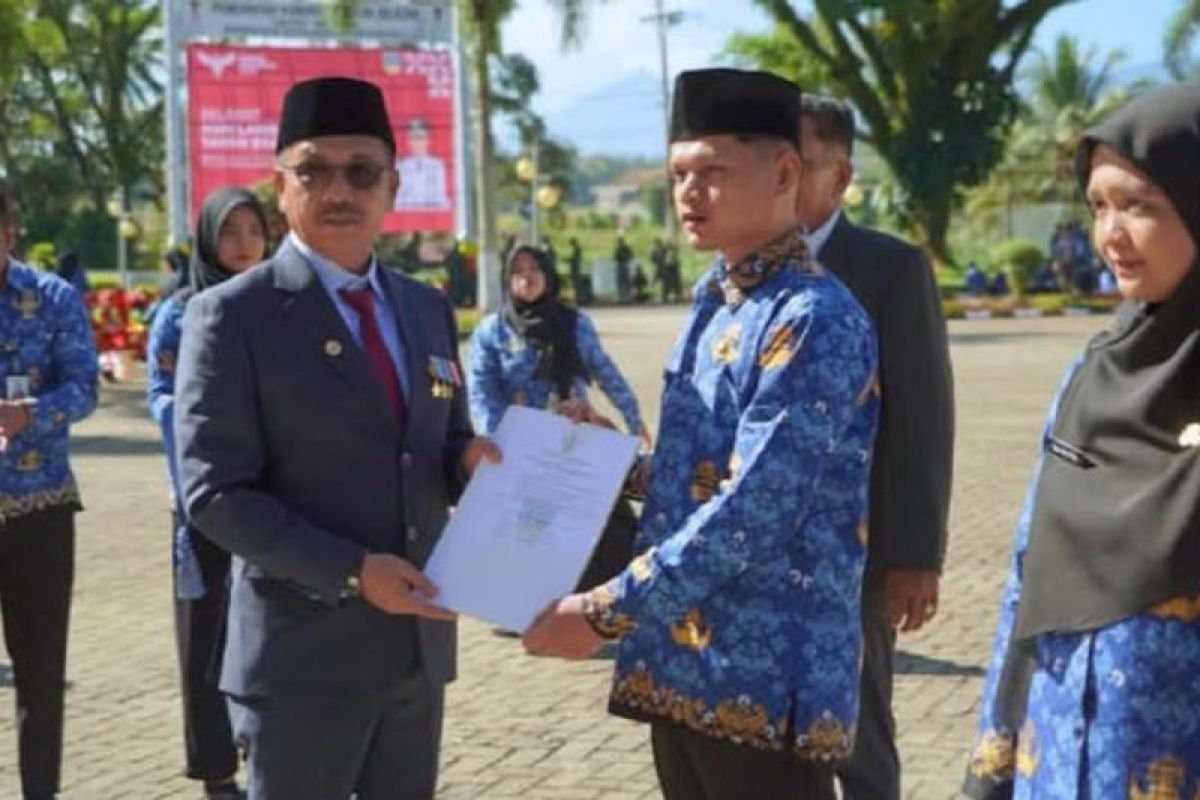 Pemkab Solok Selatan serahkan SK CPNS formasi 2024
