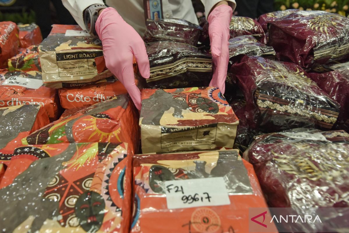 Polda Metro Jaya dan Bea Cukai ungkap peredaran 15 Kg ganja di Bekasi