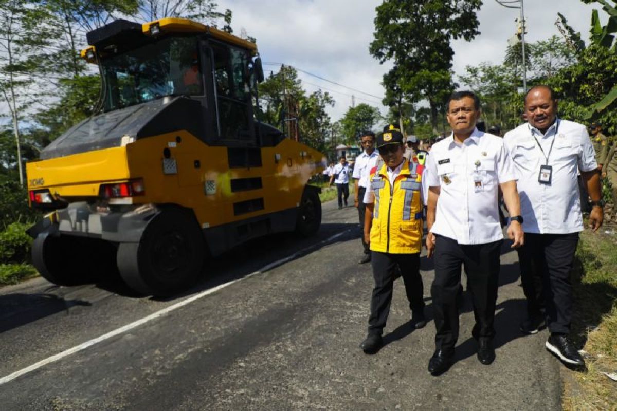 Gubernur Jateng tinjau perbaikan jalan  Parakan-Patean
