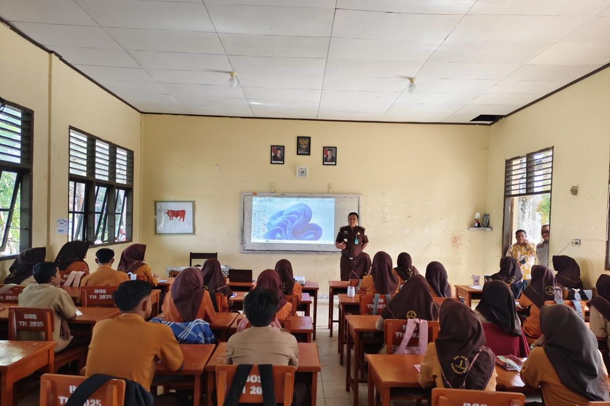 Kejari laksanakan program jaksa mengajar di sekolah