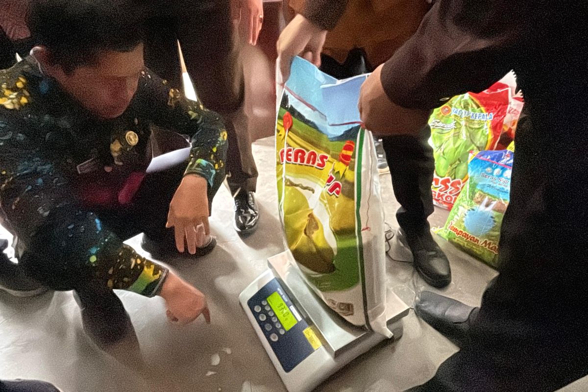 Satgas Pangan Pontianak pastikan takaran beras di distributor sesuai standar