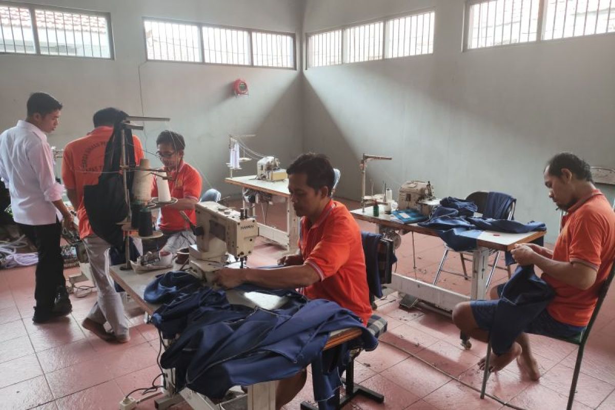 Warga binaan LP Tulungagung produksi ratusan celemek untuk program MBG