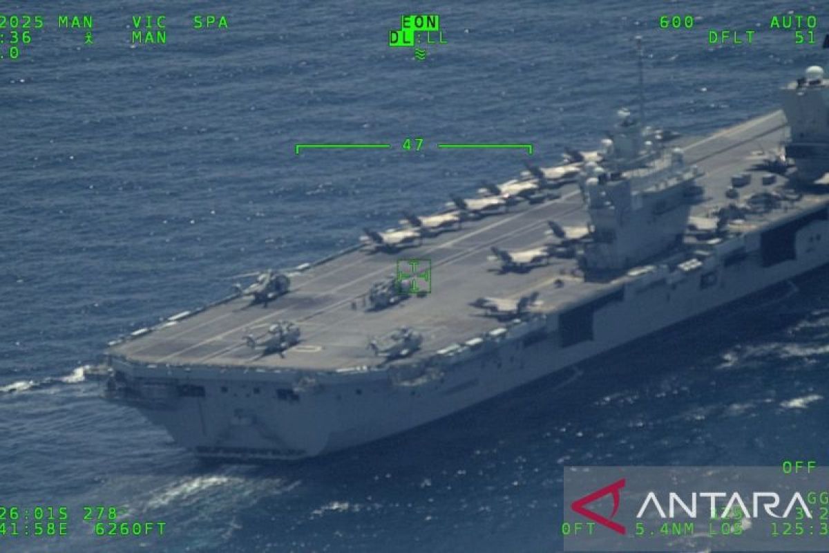 KRI milik TNI AL latihan manuver bersama kapal induk Inggris