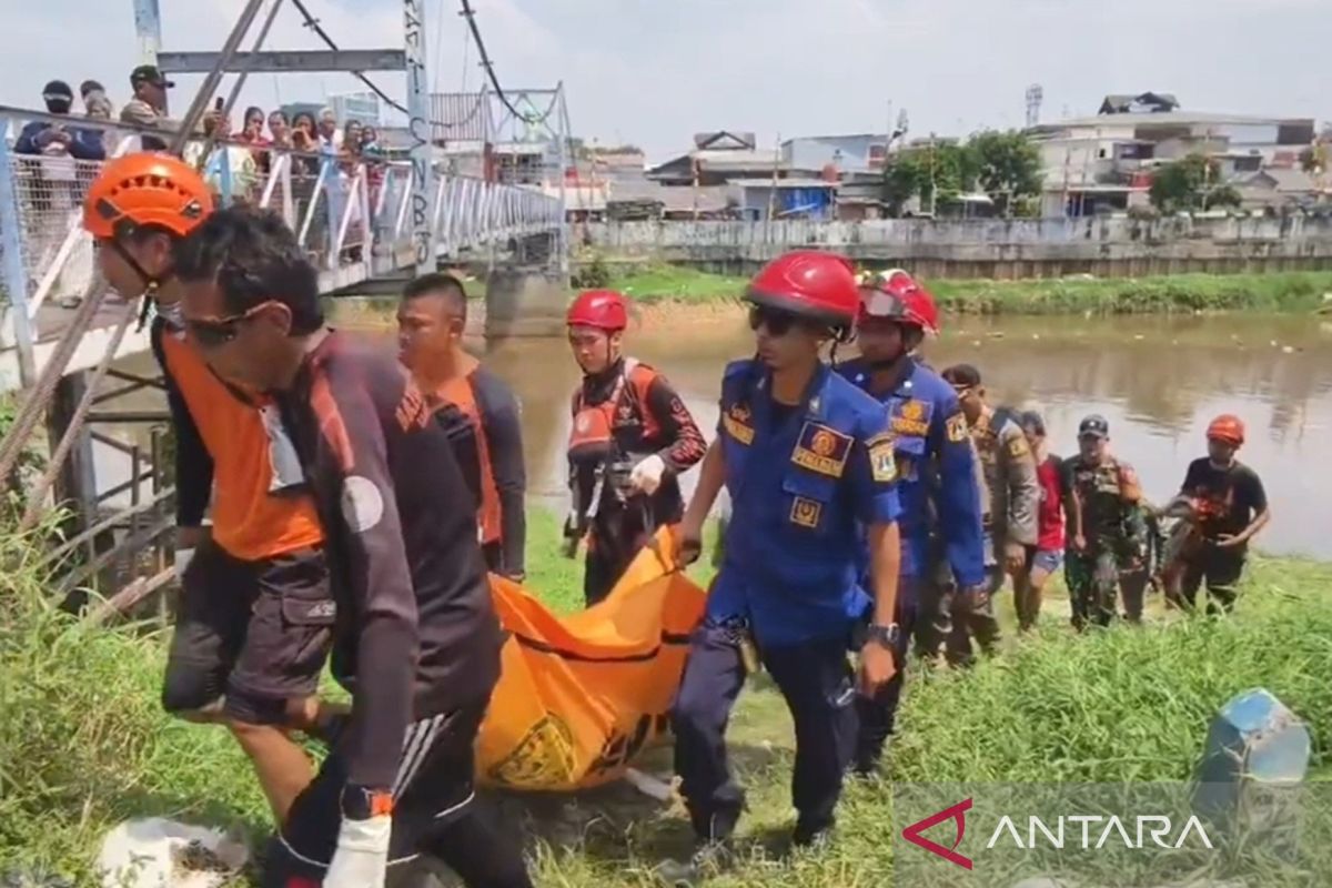 Korban tenggelam seorang remaja laki laki di Sungai Ciliwung berhasil ditemukan