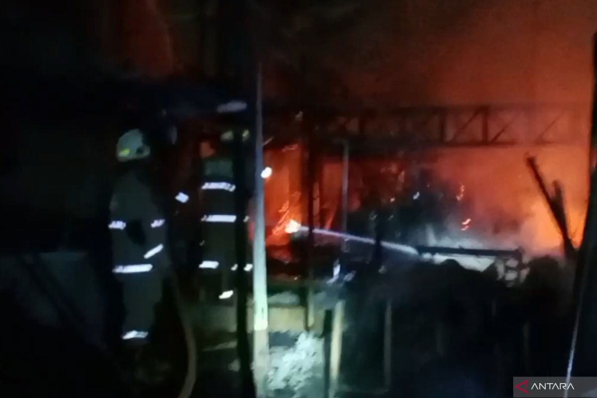 60 personel padamkan kebakaran tempat sewa tenda di Kramat Jati