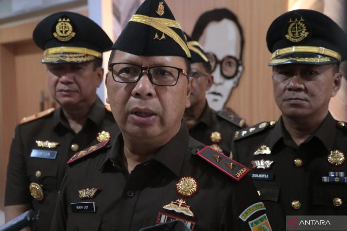 Kajati mengevaluasi penanganan kasus korupsi dana pokir DPRD NTB