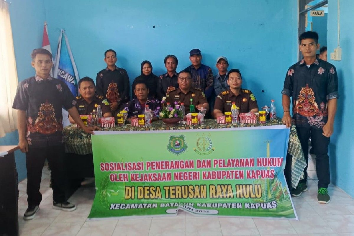 Aparatur desa di Kecamatan Bataguh diberikan penerangan hukum oleh Kejari Kapuas