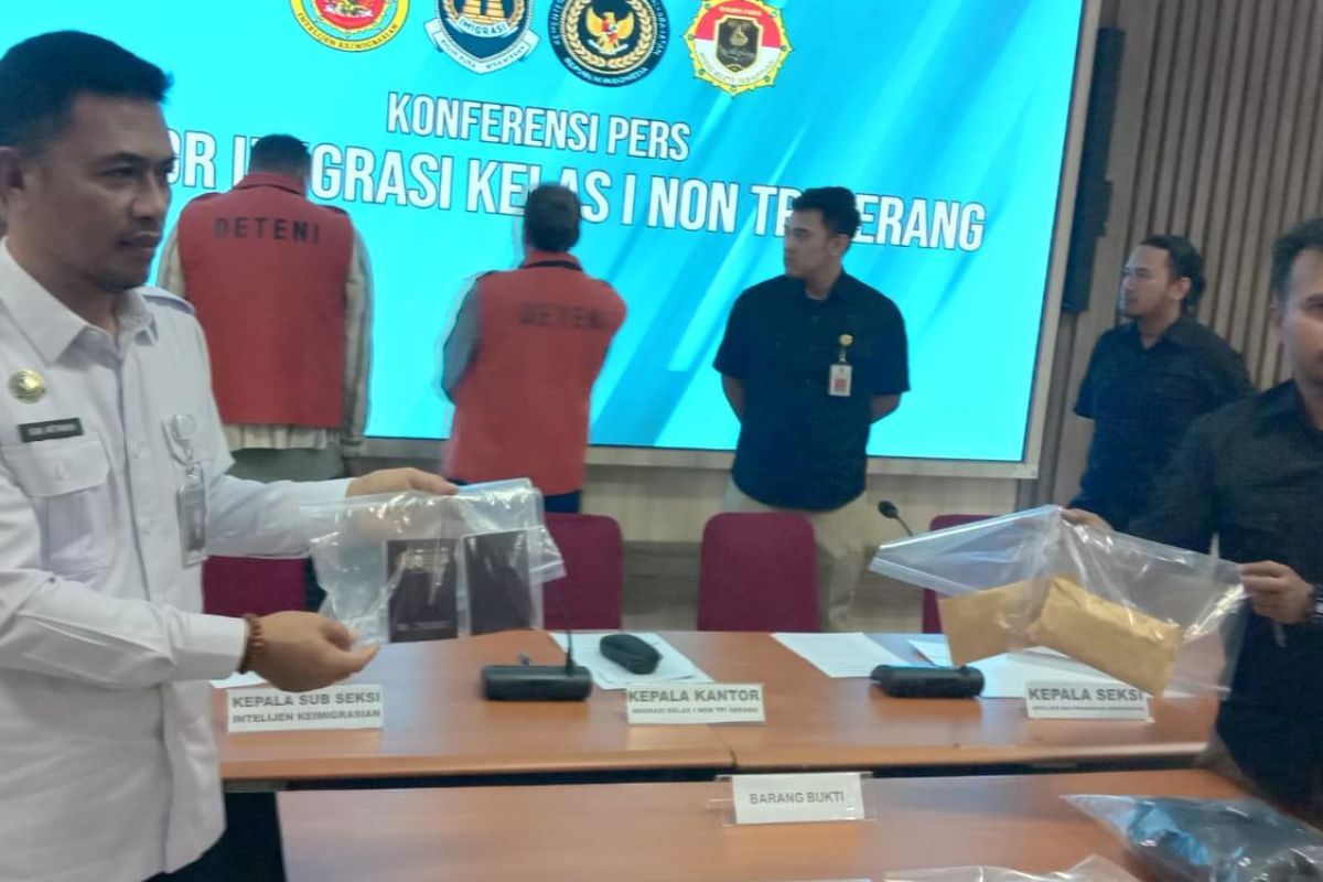 Petugas Imigrasi tangkap WNA Iran diduga curi uang di konter E-Toll