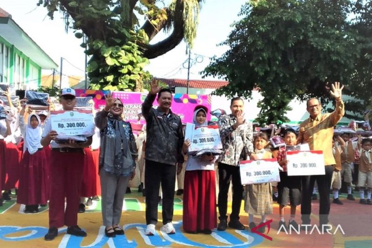 Pemkot Madiun salurkan bantuan seragam gratis untuk ribuan siswa