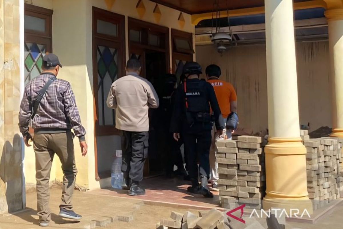 Tim Jibom evakuasi temuan benda diduga granat di Kota Malang