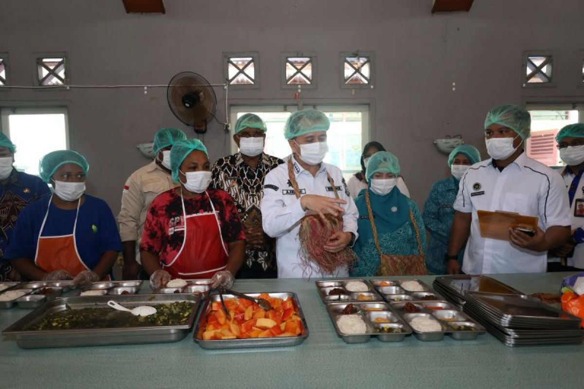 Gubernur Papua pastikan kualitas MBG di Kepulauan Yapen sesuai standar