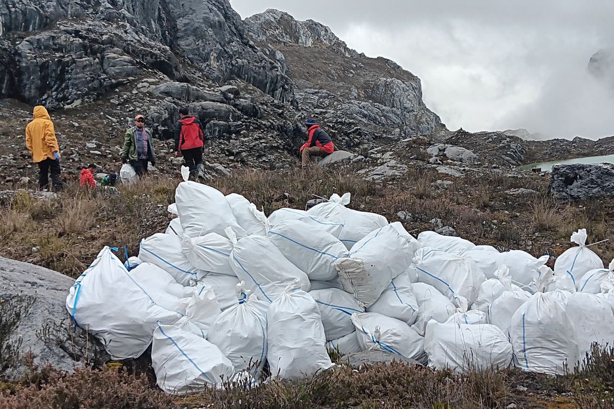 PT Freeport bersihkan 600 kilogram sampah di jalur pendakian Carstensz