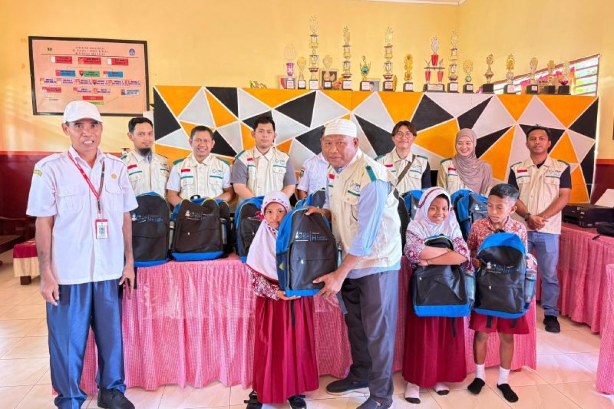PLN  salurkan bantuan peralatan sekolah ke anak kurang mampu