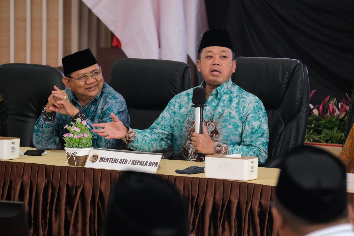 Serahkan 11 sertipikat tanah wakaf untuk PCNU Kalimantan Selatan, Menteri Nusron dorong kolaborasi lintas organisasi keagamaan