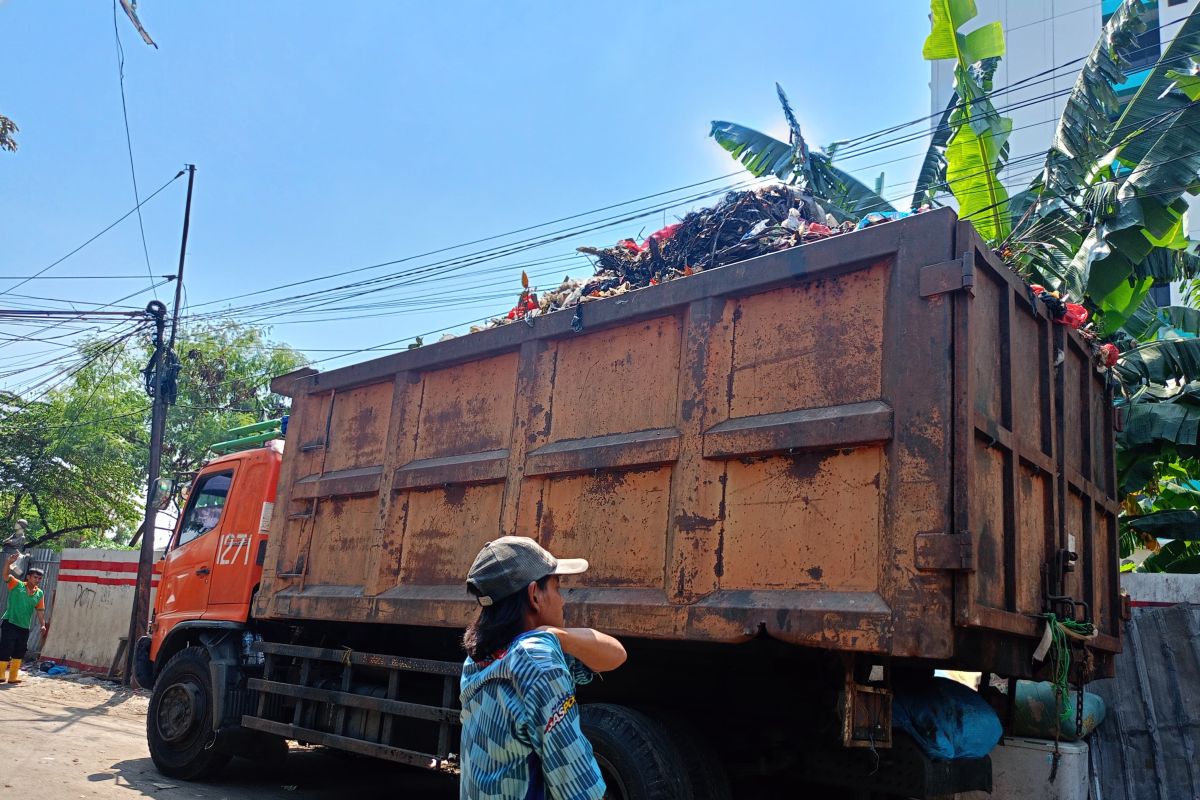 LH Jaktim gencarkan pengangkutan sampah di titik rawan penumpukan