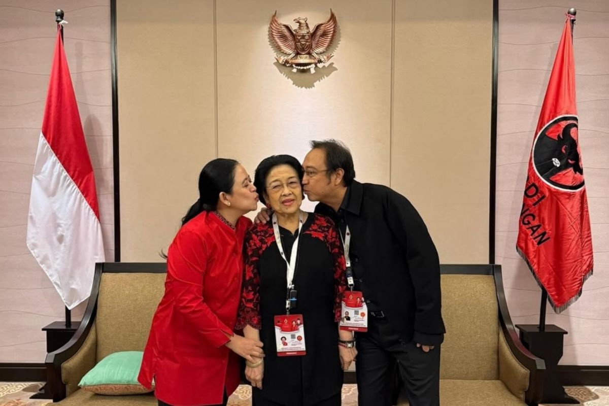 Jelang kongres PDIP, Puan unggah foto bersama Prananda sedang cium Megawati