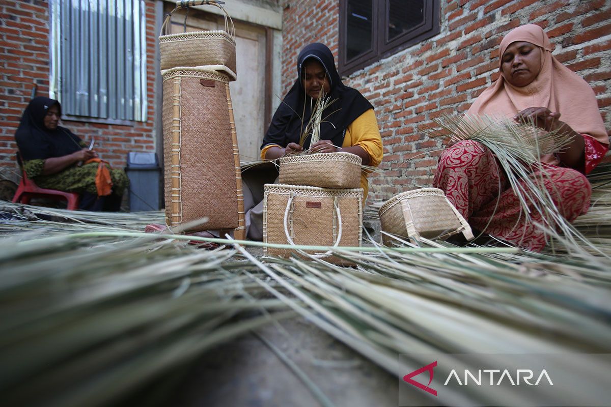 Produksi kerajinan anyaman bili UMKM perempuan Aceh