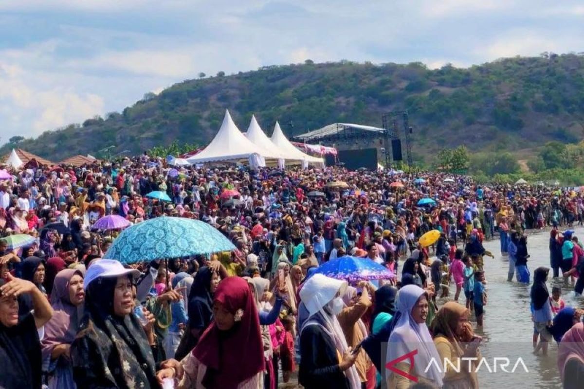 Puluhan ribu penonton hadiri babak final lomba sampan FSA 2025 di Bima