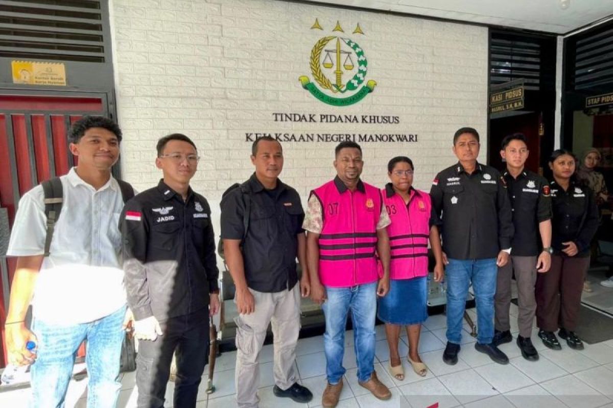 Kejari Manokwari tahan dua tersangka dugaan korupsi dana BOK