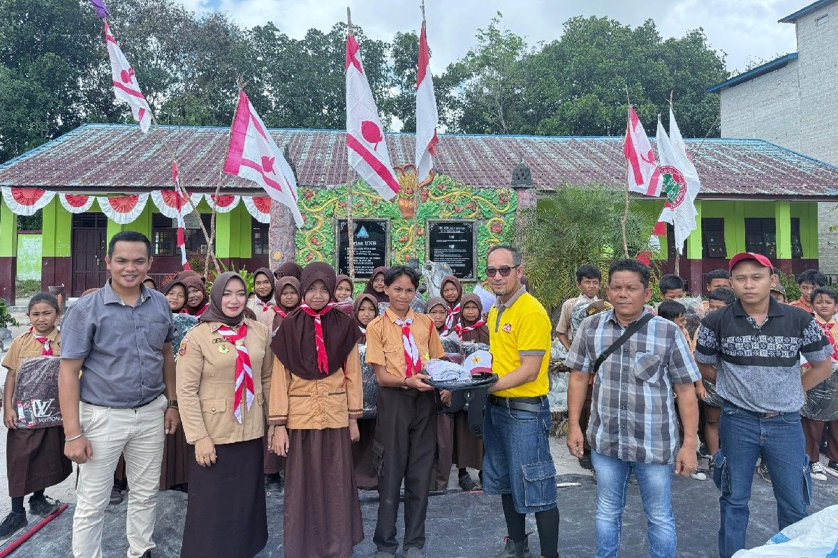 Perusahaan sawit peduli pendidikan melalui bantuan 250 paket perlengkapan sekolah