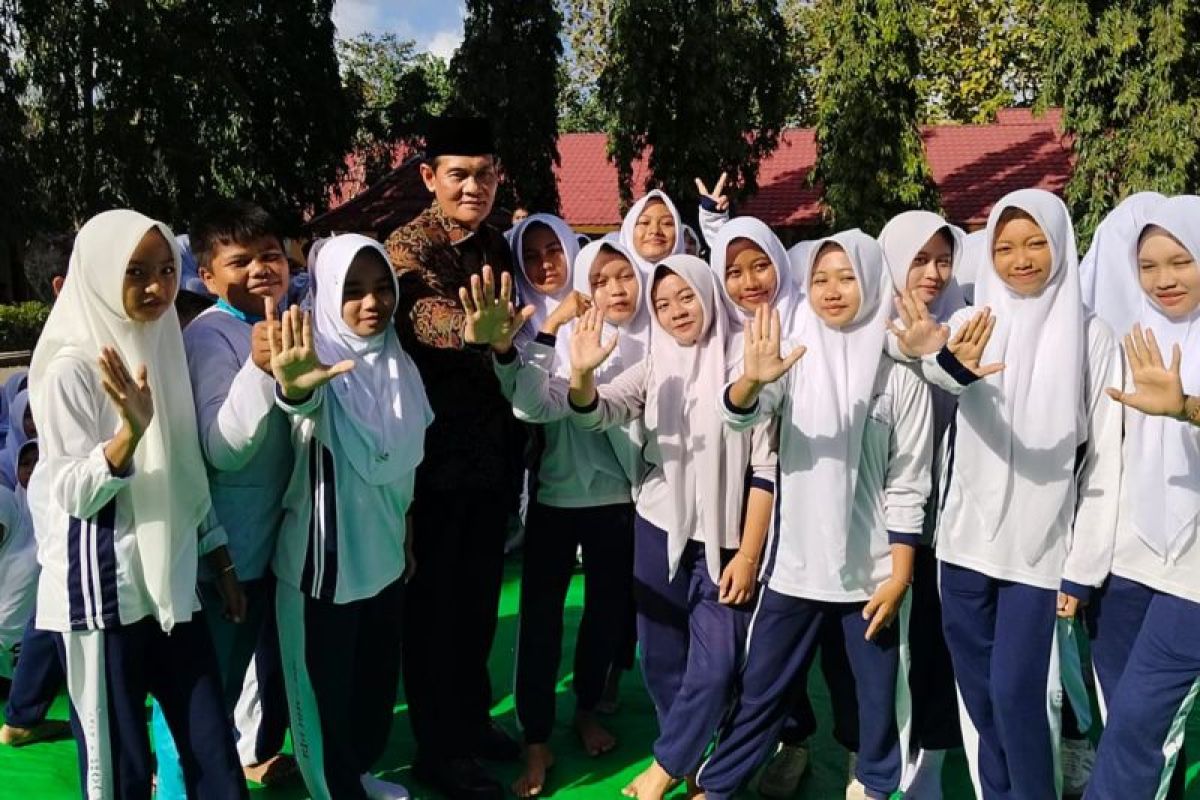 Cegah nikah dini, Wabup Nursiah edukasi pelajar SMP di Lombok Tengah