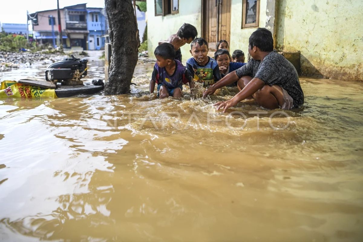 Senin malam, belasan RT di Jakarta Timur terendam banjir