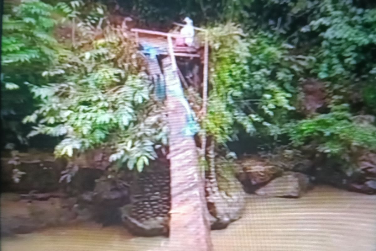 Dua kampung di Dua Koto Pasaman terisolasi akibat jembatan putus