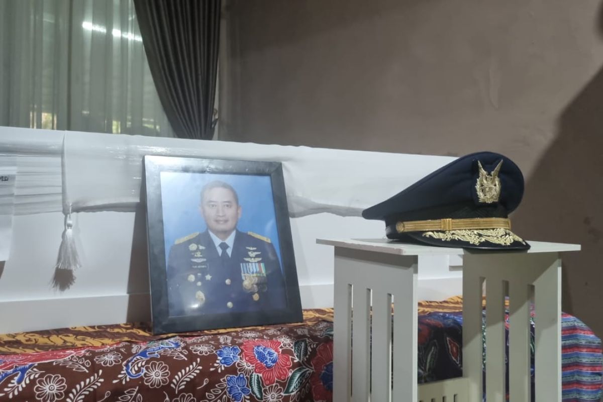 Rumah duka Marsekal Pertama TNI Fajar Adriyanto dipenuhi pelayat