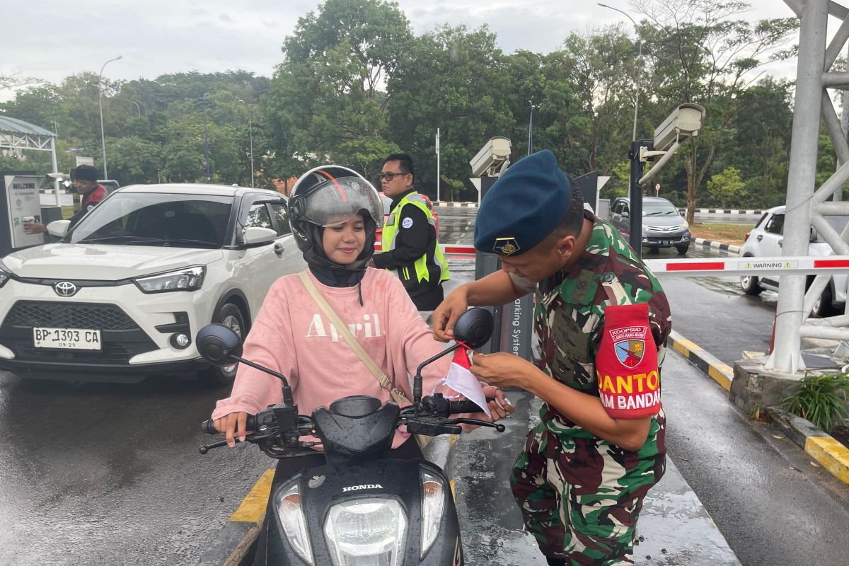 Lanud Hang Nadim dan Avsec bagikan bendera ke masyarakat tumbuhkan nasionalisme