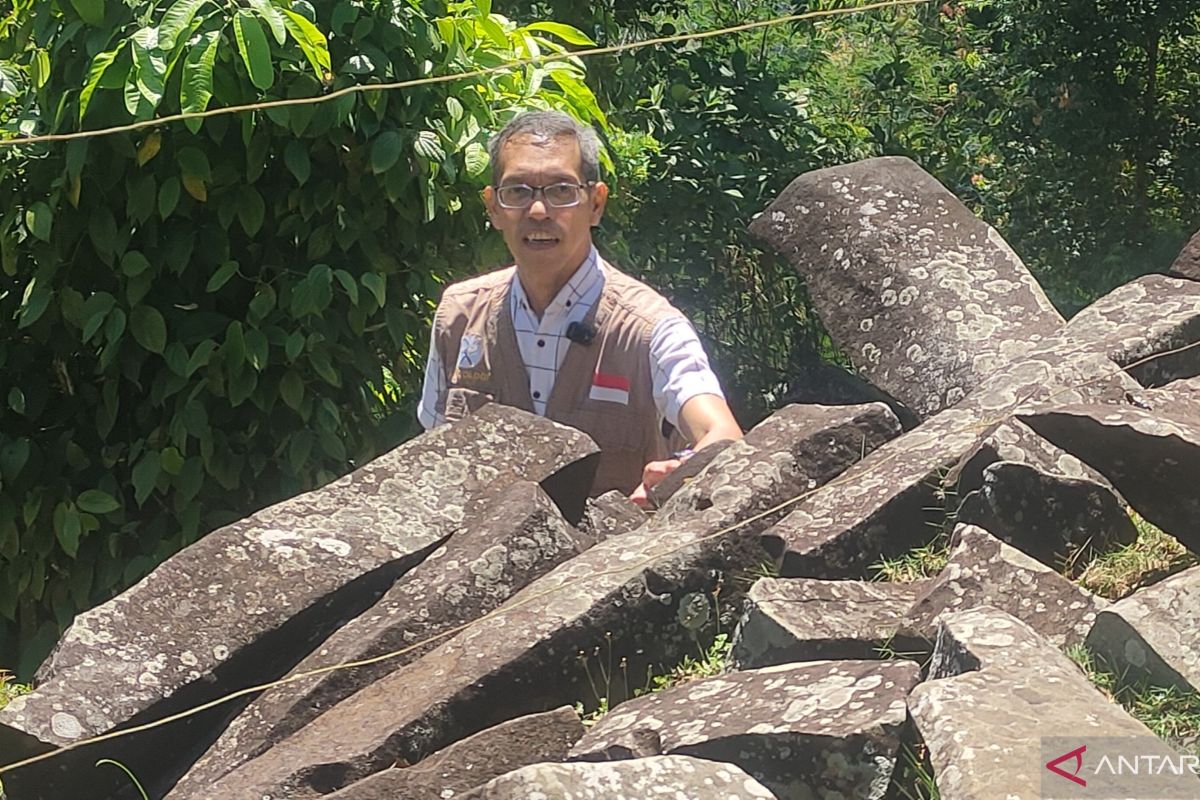 Indonesian team studies pillars beneath ancient Mount Padang structure