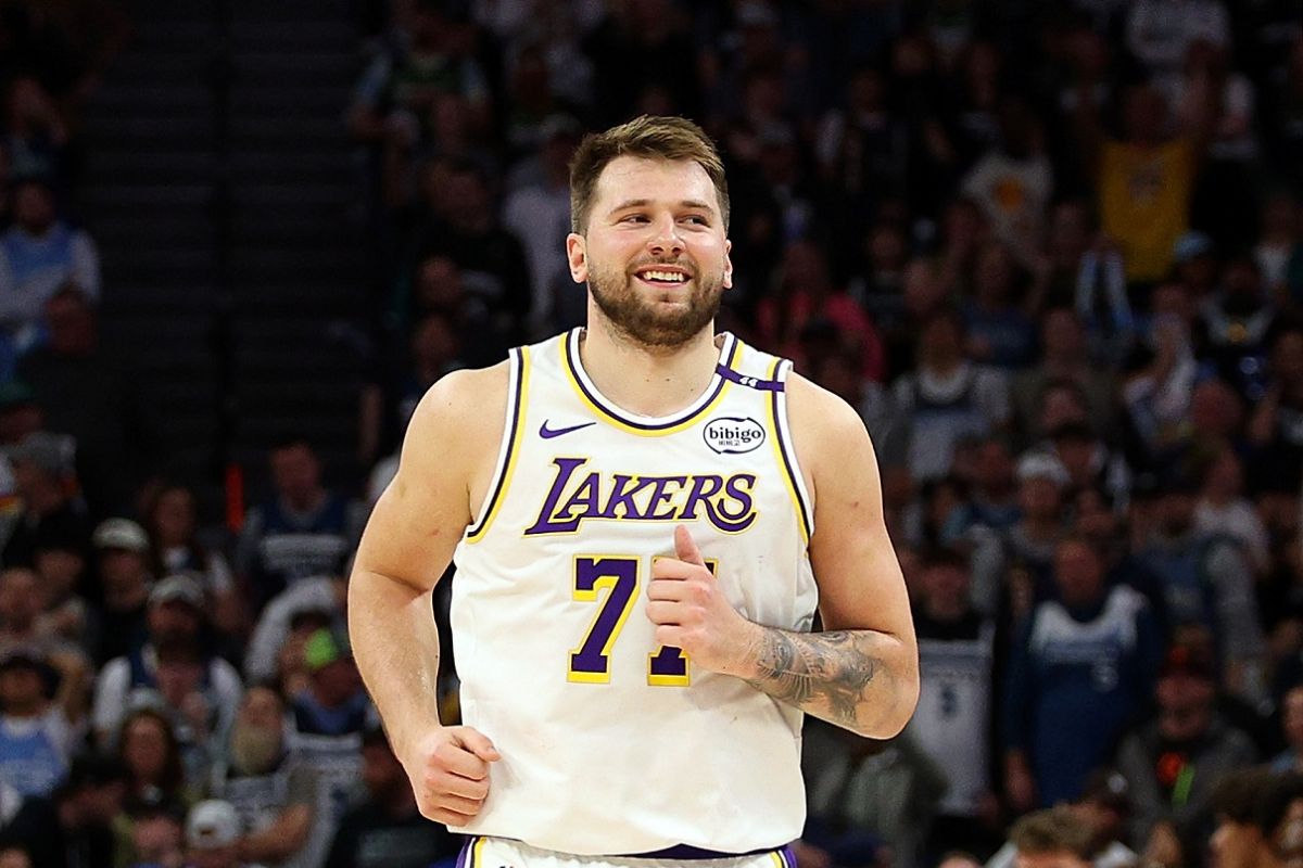 Luka Doncic 49 poin, Lakers kalahkan Timberwolves 128-110