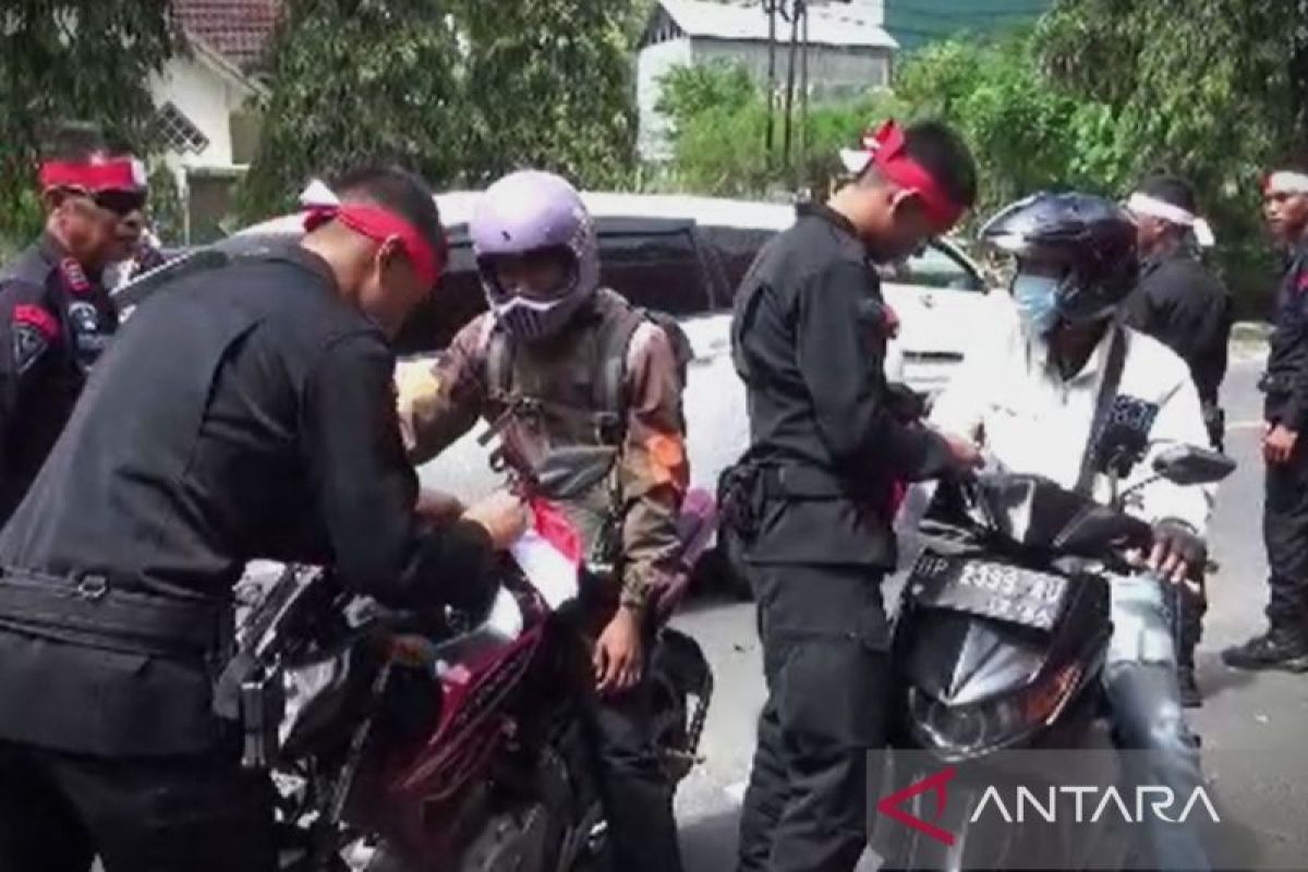 Brimob Polda Sulsel bagikan 1.000 bendera merah putih