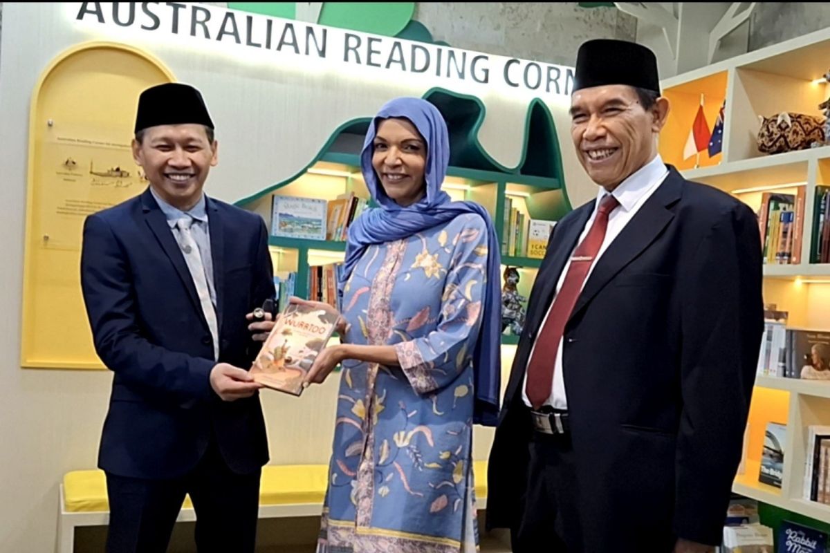 Australian minister gifts books for Istiqlal Mosque library