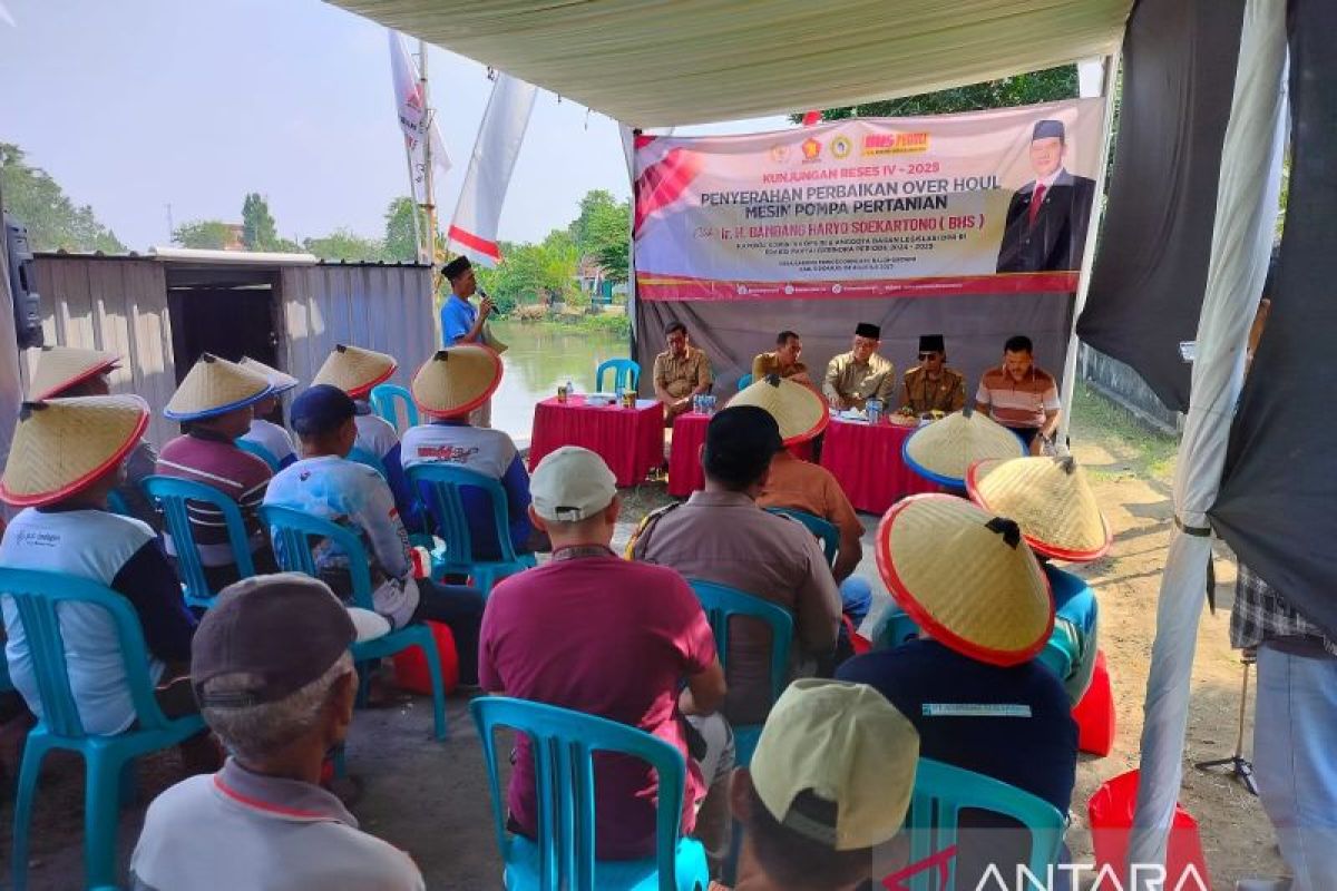 Anggota Komisi VII DPR beri bantuan pompa pertanian di Sidoarjo