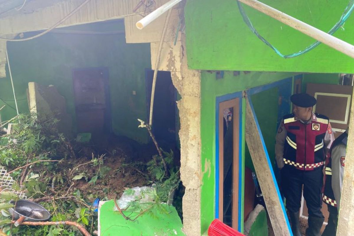 Longsor Tasikmalaya, seorang anak tewas tertimbun dan enam luka-luka