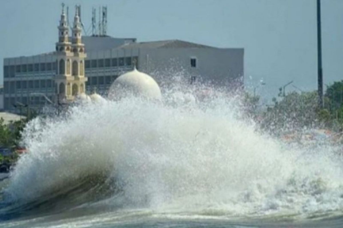 BMKG: Potensi hujan petir, gelombang tinggi dan banjir rob pada Jumat