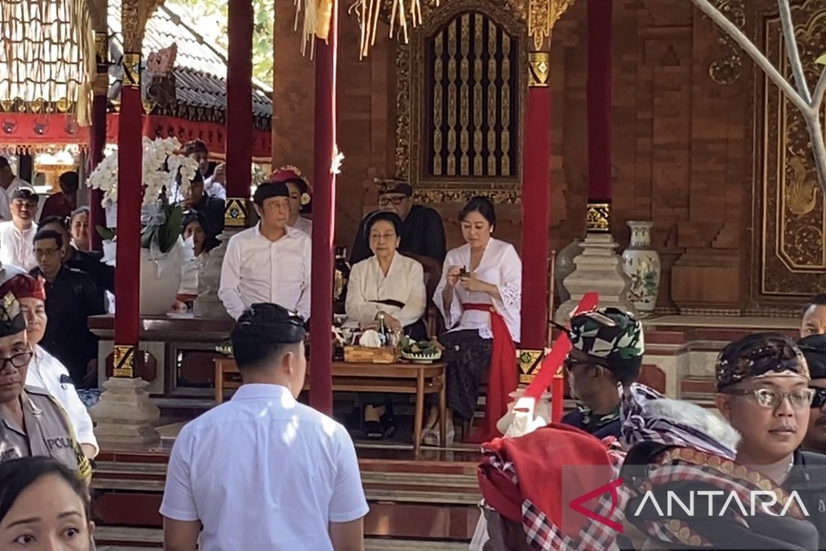 Megawati didampingi Prananda dan Hasto melayat di Bali usai kongres