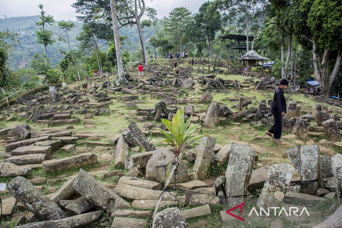 Indonesian team discovers clues to ancient structures at Gunung Padang