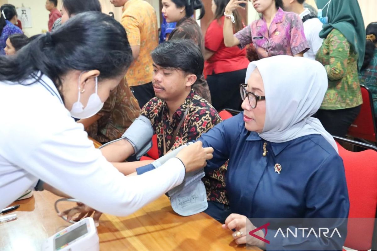 Bali's civil servants' health checks earn minister's praise