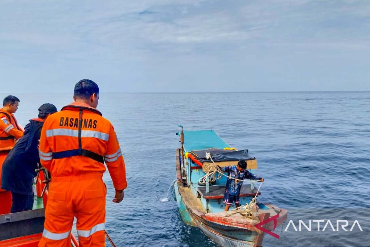 SAR team rescues missing fishermen in West Sumatra