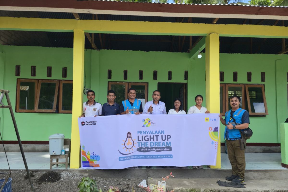 PLN memberikan listrik gratis untuk sekolah di Pulau Adonara, NTT