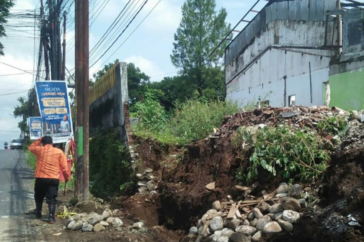 BPBD Banyumas tangani tanah longsor dan banjir di sejumlah wilayah